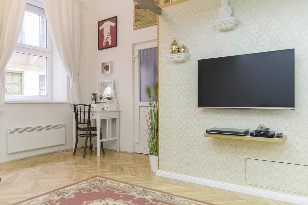 Ava'S Champagne Studio City Center-Andrash Street King Street Budapest Exterior photo